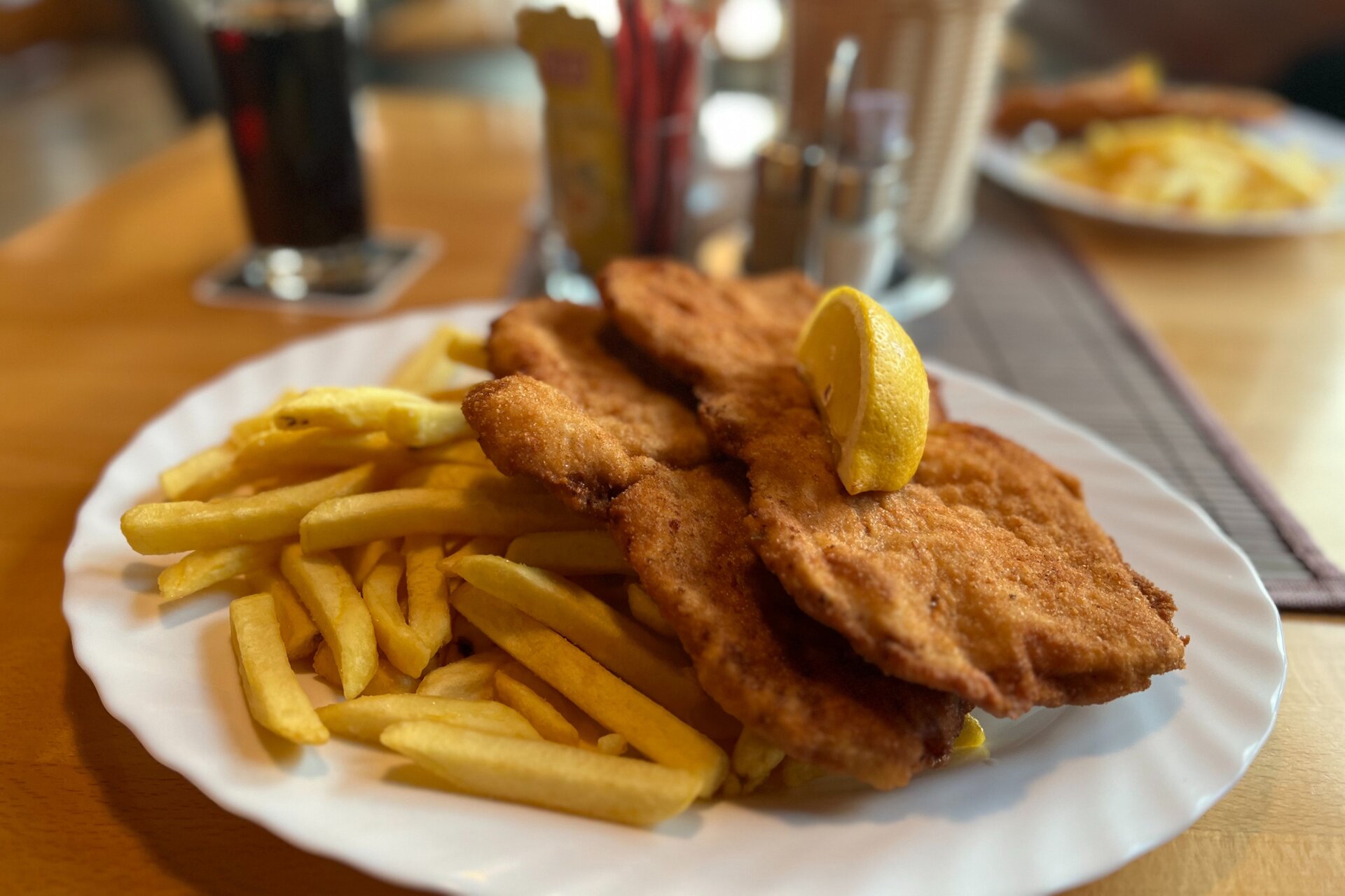 Ilustracja przedstawia kotlet z frytkami 