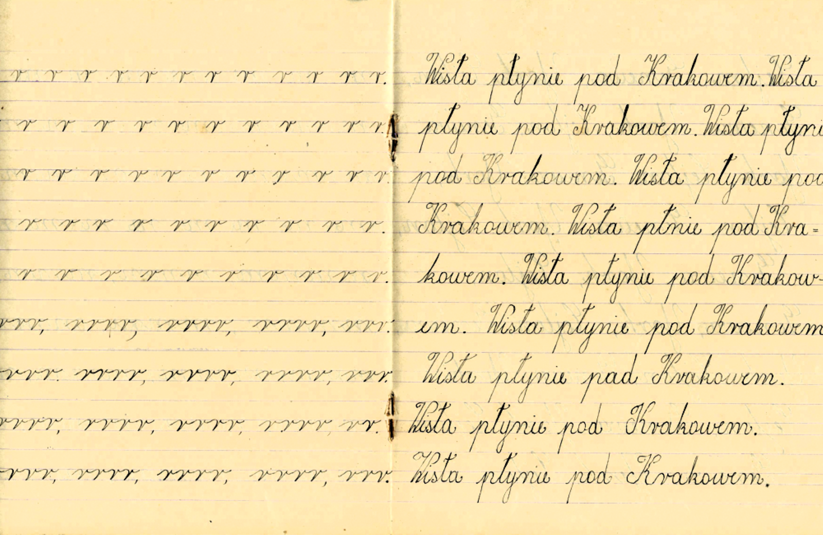 Zdjęcie dwóch stronic z uczniowskiego zeszytu w trzy linie. Na pożółkłym papierze zapisano litery i słowa. Na stronie z lewej, w każdej linijce są napisane małe litery "r", do połowy kartki każda litera zapisana jest pojedynczo, druga połowa to zapis łączonych liter po cztery. Na drugiej stronie, wielokrotnie powtórzone zdanie: Wisła płynie pod Krakowem. Pismo dziecka jest staranne.