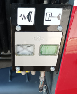 Ilustracja przedstawia zdjęcie wskaźników hamulcowych z wadą, jaką jest zaparowane okienko. Nad zaparowanym szkiełkiem znajdują się dwa oznaczenia, pierwsze z nich jest to falowana kreska połączona z klockiem hamulcowym. Pod nim znajduje się zaparowane okienko z tłem białym oraz z czarnym przekreśleniem. Po prawej stronie znajduje się oznaczenie czarnego kwadratu od którego wychodzi pozioma linia zakończoną klockiem hamulcowym. Pod nim znajduje się zaparowane okienko koloru zielonego.