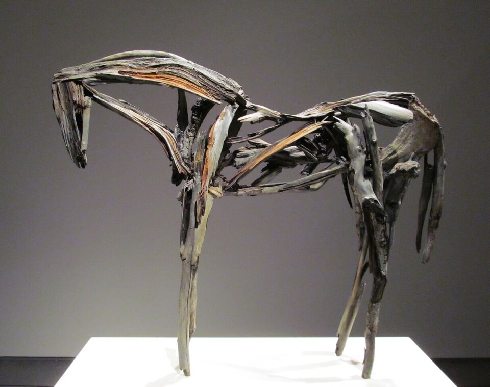 Ilustracja przedstawia pracę Deborah Butterfield'a pt. „Koń”. Rzeźba to koń wykonany z metalu, który wygląda, jakby został stworzony z patyków. Rzeźba przedstawia tylko zarys konia, bez wypełnienia. Widoczne są nogi, pysk, grzbiet, brzuch i ogon konia. 