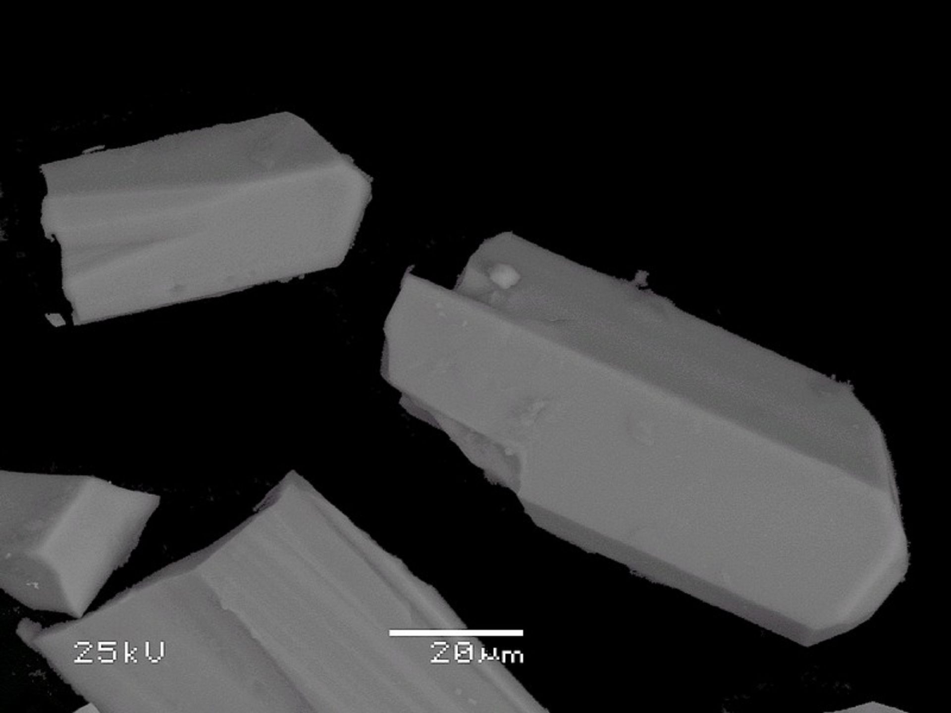 Zdjęcie mikroskopowe waterytu. Kryształy mają budowę podłużnych wielościanów. 