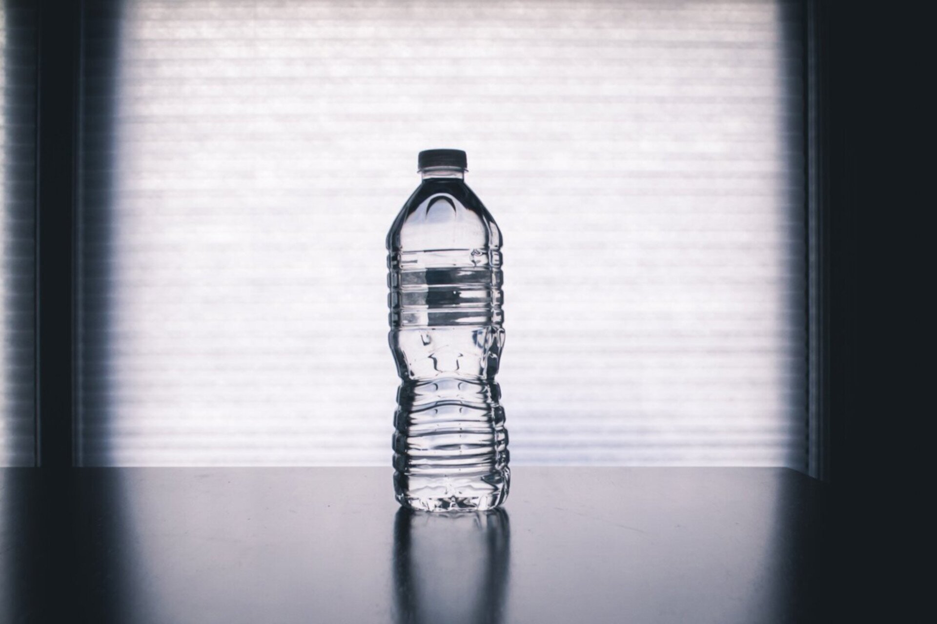 Ilustracja przedstawia butelkę wody 