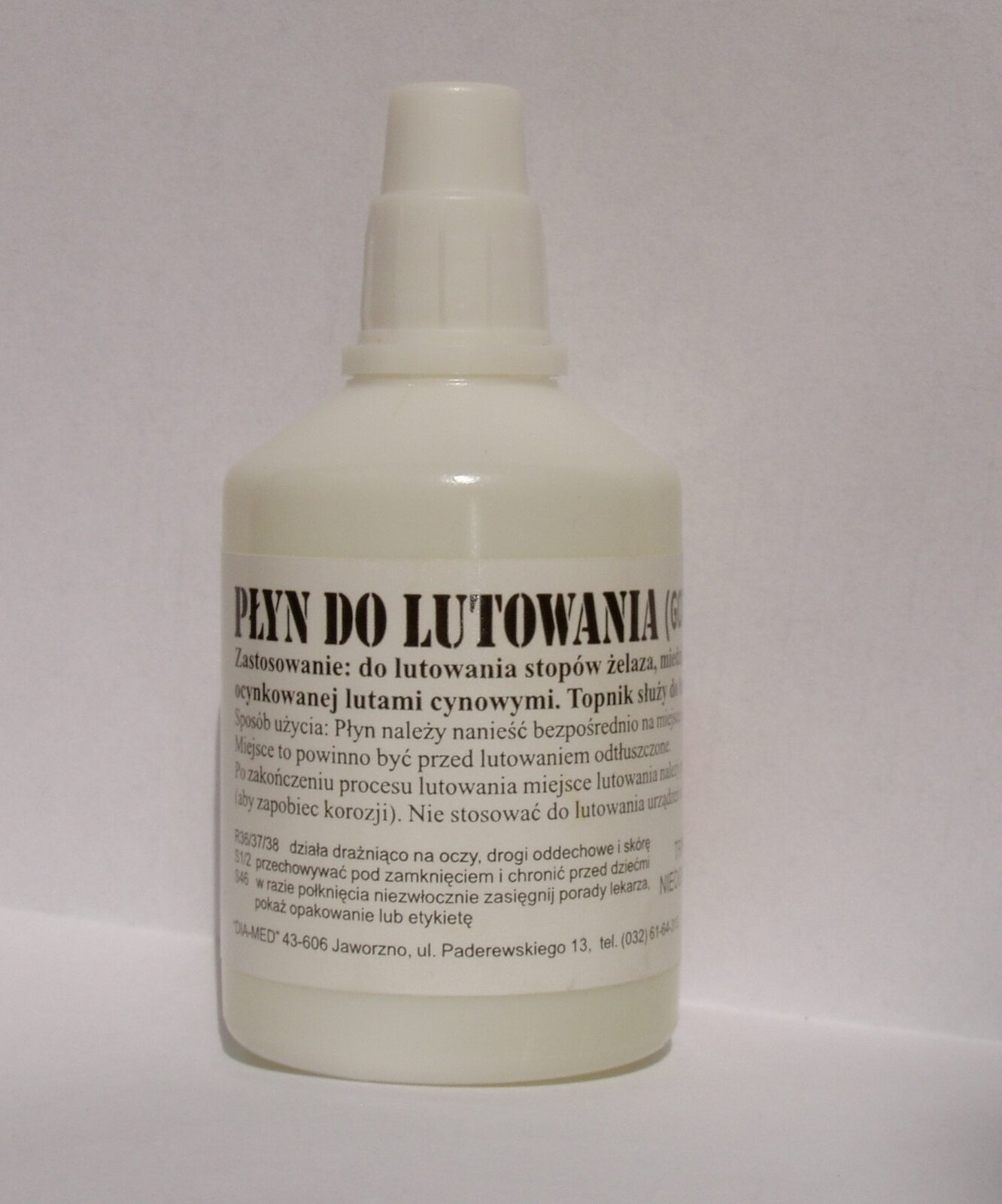 Zdjęcie przedstawia płyn do lutowania, znajduje się on w plastikowym opakowaniu.
