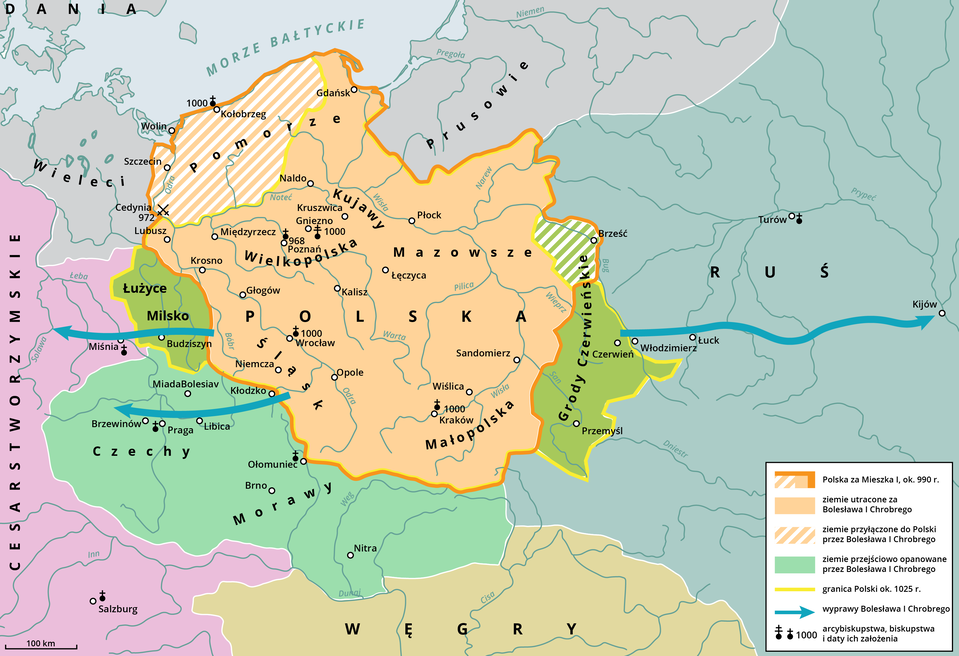 Mapa przedstawia terytorium Polski w trakcie panowania Bolesława Chrobrego. Na mapie zaznaczone jest terytorium Polski za panowania Mieszka pierwszego około roku 990. Terytorium to obejmuje Pomorze z Kołobrzegiem i Gdańskiem oraz obszar Polski (Wielkopolskę z Poznaniem, Kaliszem, Gnieznem, Kruszwicą. Mazowsze z Płockiem, Łęczycą. Małopolskę z Krakowem, Wiślicą i Sandomierzem. Śląsk z Opolem, Niemczą, Wrocławiem). Na mapie zaznaczone są także ziemie utracone za Bolesława pierwszego Chrobrego, należą do nich Wielkopolska z Poznaniem, Kaliszem, Gnieznem, Kruszwicą. Mazowsze z Płockiem, Łęczycą. Małopolska z Krakowem, Wiślicą i Sandomierzem. Śląsk z Opolem, Niemczą, Wrocławiem. Ziemie przyłączone do Polski przez Bolesława Chrobrego to teren Pomorze z Kołobrzegiem i Gdańskiem. Ziemie przejściowe opanowane przez Bolesława pierwszego Chrobrego to tereny Łużyc i Milska z miastem Budziszyn oraz obszar Grodów Czerwieńskich z miastem: Przemyśl i Czerwień. Strzałki wskazują wyprawy Bolesława pierwszego Chrobrego wskazują kierunek na zachód, na tereny dzisiejszych Niemiec oraz na wschód przez Ruś, aż do miasta Kijów.