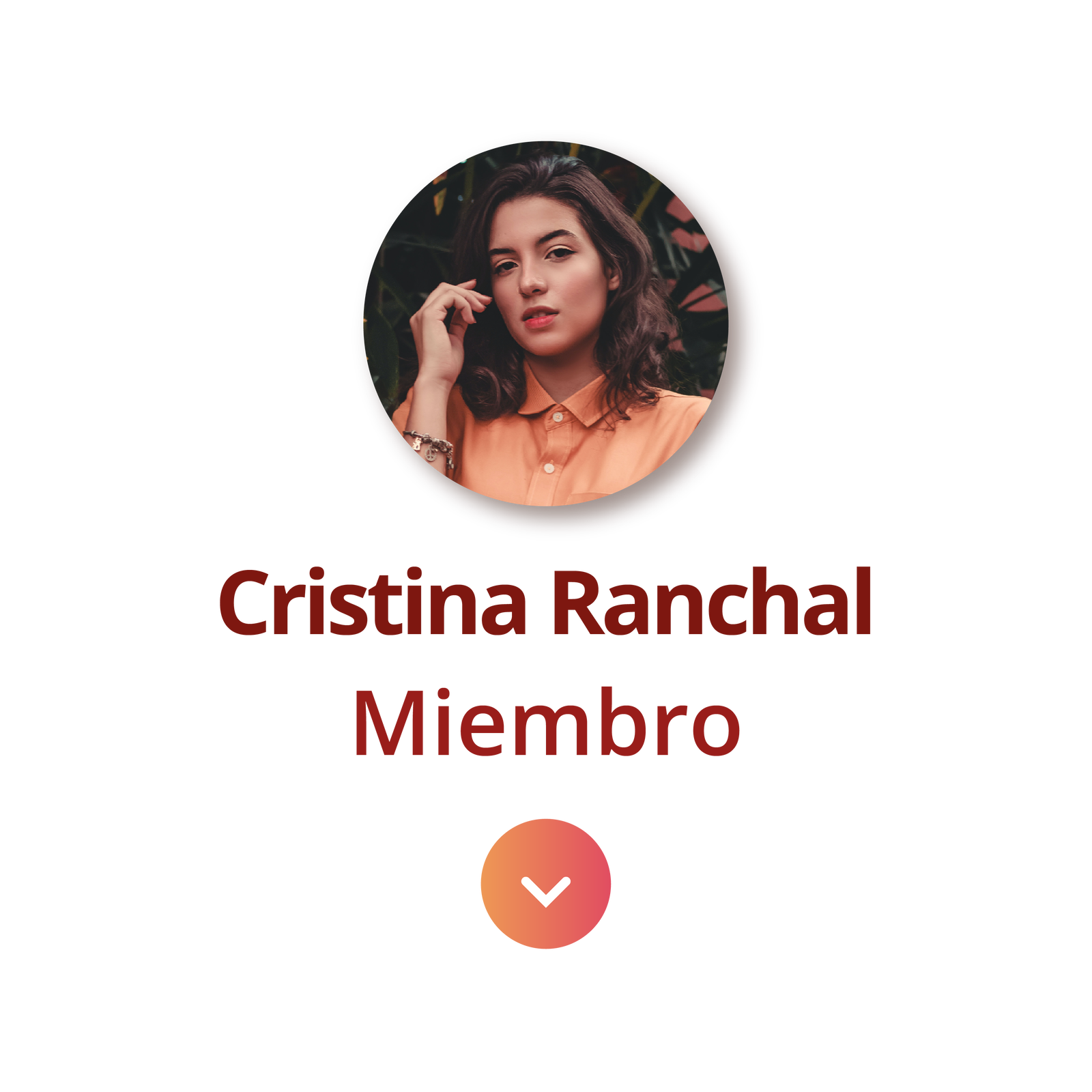 Na zdjęciu widoczna jest kobieta, podpisana jako Cristina Ranchal Rubio. Ma ona ciemne, brązowe włosy średniej długości. Trzyma rękę przy twarzy, jakby odgarniała włosy.