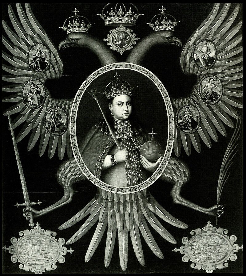 Ilustracja przedstawia portret kobiety w średnim wieku o groźnym spojrzeniu. Kobieta ubrana jest w zdobioną szatę i płaszcz. Wokół szyi ma zdobiony klejnotami kołnierz. Na głowie ma koronę, a w rękach trzyma berło i jabłko królewskie. Postać kobiety jest w owalnej ramie umieszczonej na piersi dwugłowego orła. Na jego głowach są korony, na skrzydłach miniaturki postaci, a w szponach miecz i pióro.  