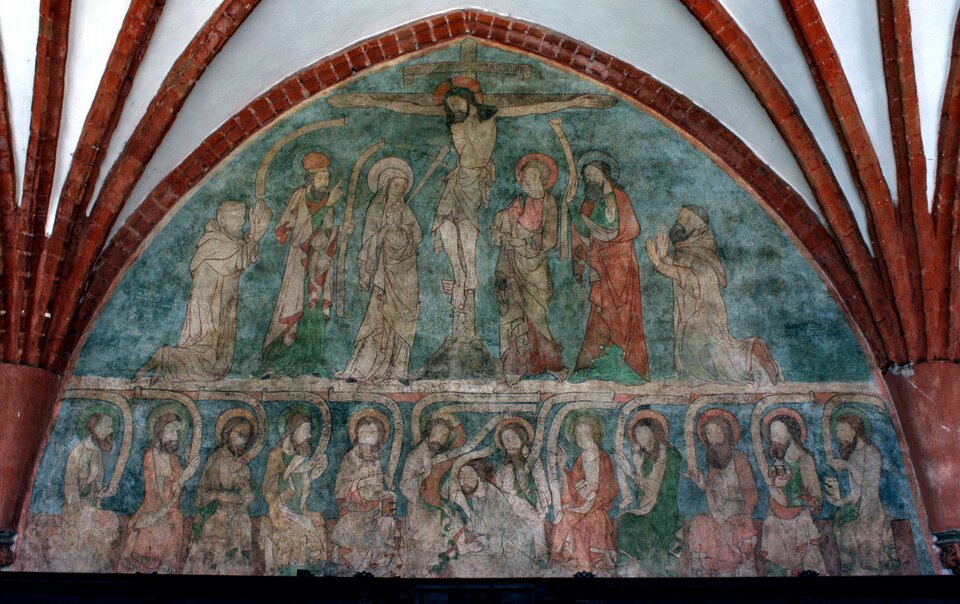 Ilustracja przedstawia malowidło „Ukrzyżowanie i Umywanie nóg”, znajdujące się w krużganku północnym zabudowań klasztornych w Pelplinie z I poł. XV wieku. Podzielone jest na dwie części, zamieszczone w łuku ostrym pomiędzy służkami. Górna część Ukazuje scenę Ukrzyżowania . Pod nią, przedzielona pasem znajduje się scena umywania nóg. przez Marie Magdalenę.  