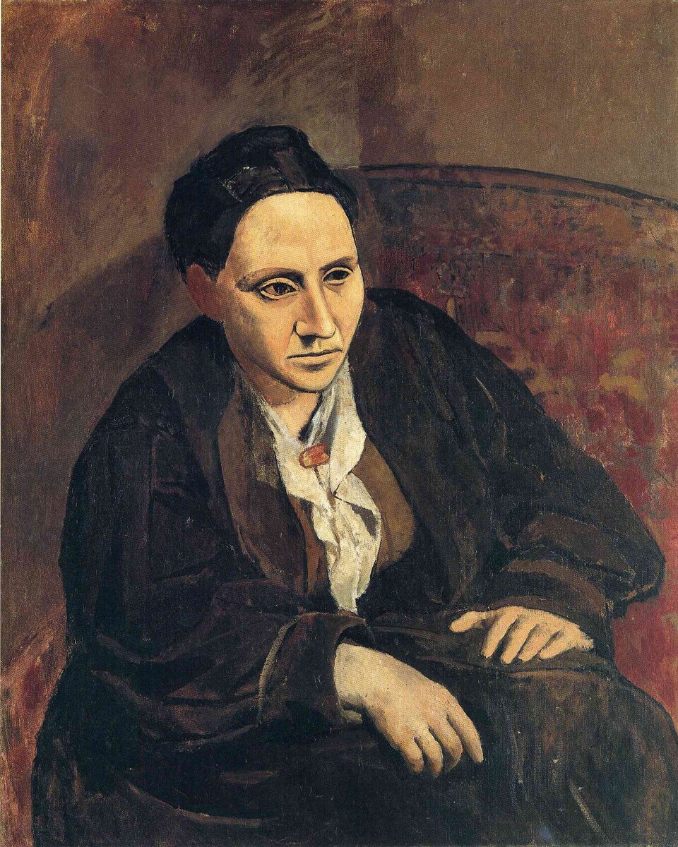 HS‑012‑A-FOTO22 Ilustracja przedstawia obraz Pabla Picassa pt. „Portret Gertrudy Stein”. Gertruda, masywna kobieta, siedzi w fotelu, pochylona do przodu, opiera ręce o kolana, siedzi jak mężczyzna. Ma czarne włosy upięte w kok. Patrzy przed siebie. Ma podkreślone oczy, nos usta, oczy ustawione są asymetrycznie. Światło pada na twarz i piersi kobiety. Tonacja obrazu jest szaro – brązowa, wyciszona, zgaszona.