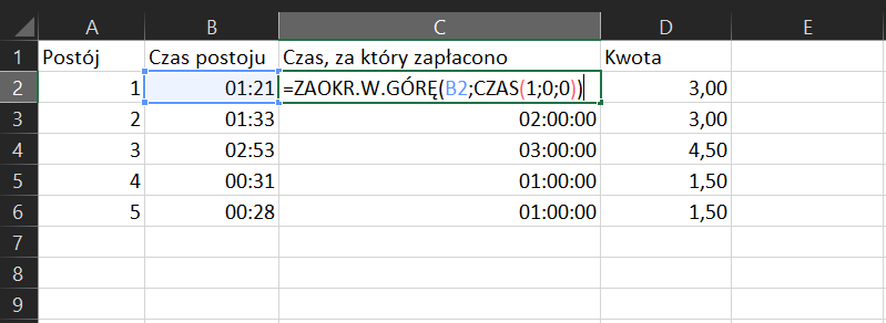 Na zrzucie ekranu widoczny jest fragment arkusza Excel. W kolumnach A, B, C, D wprowadzono dane.   W ARKUSZU kolejno dodano opisy. W kolumnie A, w komórce A1 wpisano tytuł POSTÓJ. W komórkach od A2 do A6 wpisano wartości liczbowe. W kolumnie B, w komórce B1 wpisano tytuł CZAS POSTOJU. W komórkach od B2 do B6 wpisano wartości liczbowe.  W kolumnie C, w komórce C1 wpisano tytuł CZAS, ZA KTÓRY ZAPŁACONO. W komórkach od C2 do C6 wpisano wartości liczbowe wyliczone na podstawie formuły. Formuła została zamieszczona w komórce C2 i brzmi następująco: =ZAOKR.W.GÓRĘ(B2;CZAS(1;0;0)) W kolumnie D, w komórce D1 wpisano tytuł KWOTA. W komórkach od D2 do D6 wpisano wartości liczbowe.