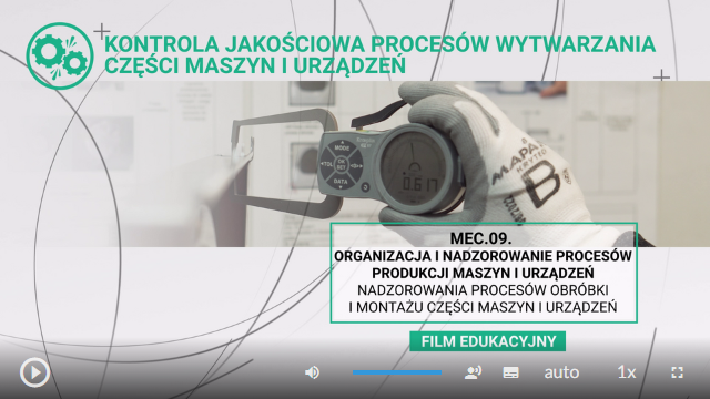 Wygląd ekranu filmu. Plansza tytułowa. Kontrola jakościowa procesów wytwarzania części maszyn i urządzeń. MEC.09. Organizacja i nadzorowanie procesów produkcji maszyn i urządzeń. Nadzorowania procesów obróbki i montażu części maszyn i urządzeń. Film edukacyjny. W tle znajduje się dłoń pracownika dokonującego pomiaru urządzeniem. Na dole ekranu są przyciski umożliwiające rozpoczęcie filmu, zmianę głośności. 