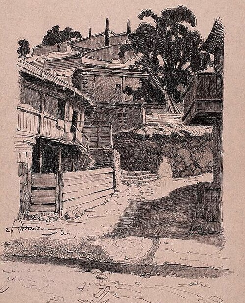 Ilustracja przedstawia zaułek między drewnianymi budynkami. Budynki znajdują się na kilku poziomach wzniesienia, którego zbocza są wzmocnione kamieniami. Pomiędzy budynkami rośnie kilka drzew. Na wyższe poziomy prowadzą kamienne schody. Po dróżce idzie jedna postać.