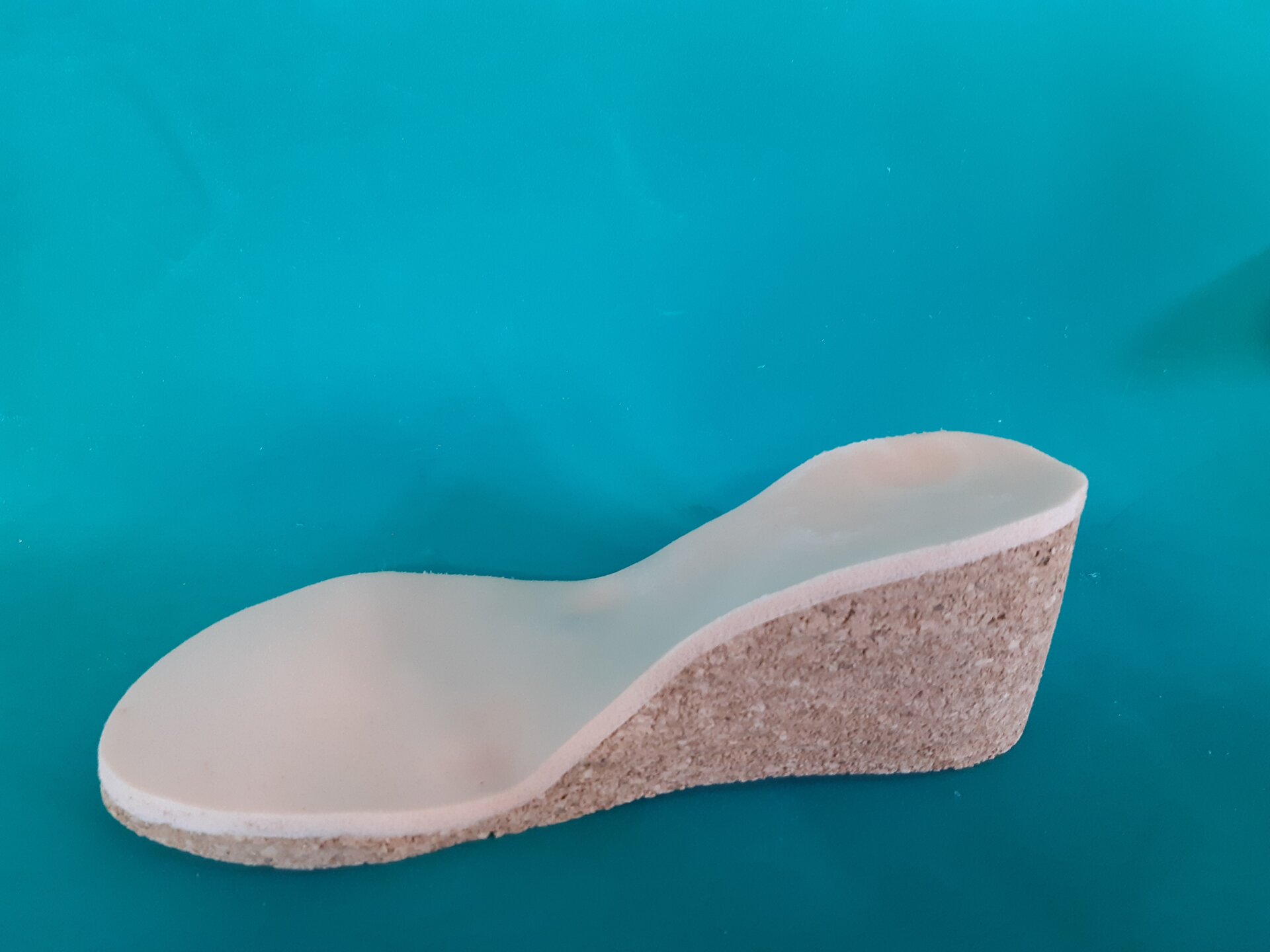 Zdjęcie przedstawia wkładkę z płyty suberytowej z naklejonym miękkim wyścieleniem.