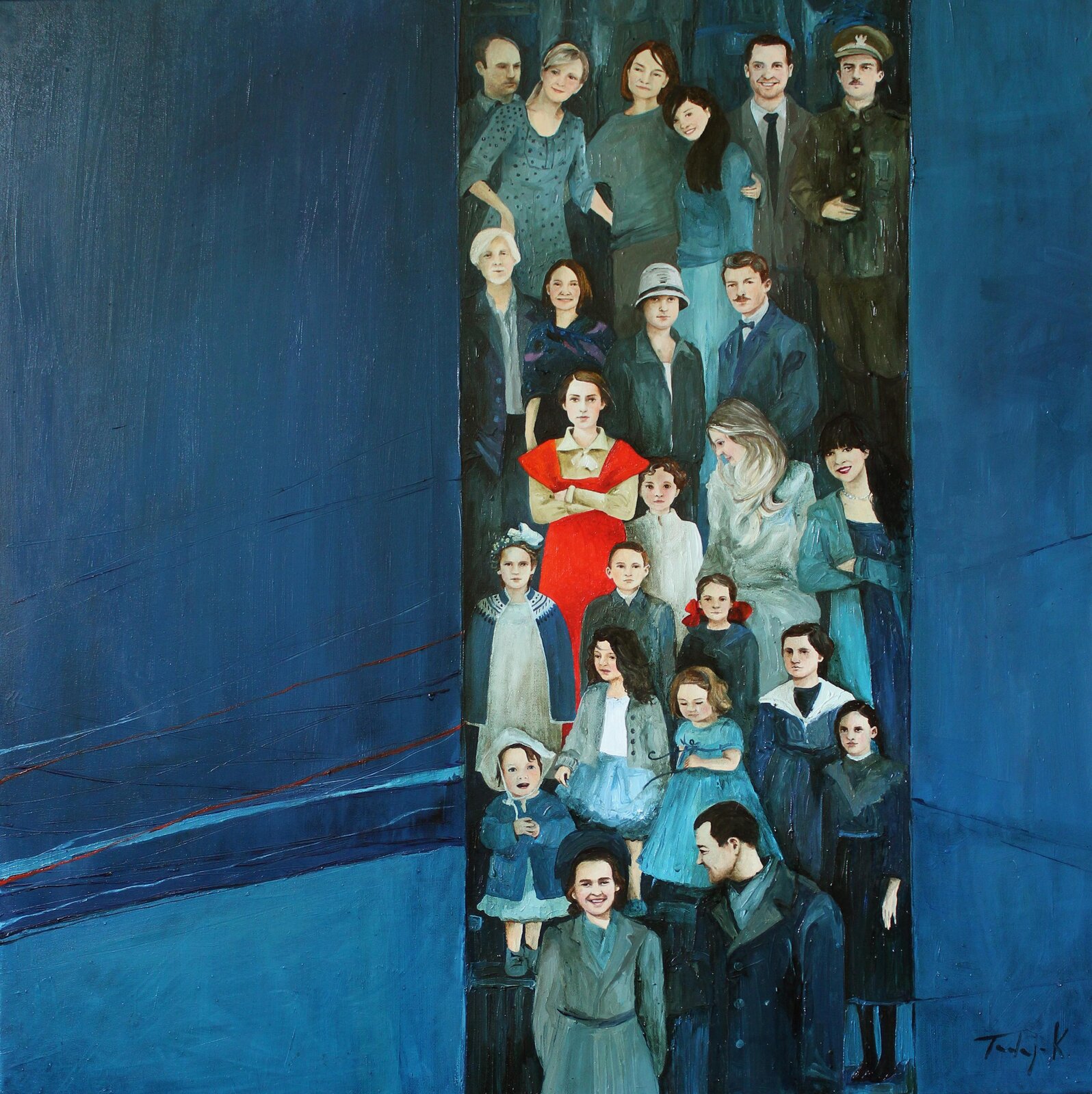 Ilustracja przedstawia obraz olejny „Portret rodzinny”, namalowany przez Weronikę Tadaj‑Królikiewicz. Praca podzielona została przez artystkę na trzy nierówne, pionowe części. Lewa - najszersza i prawa - węższa są płaszczyznami w różnych odcieniach niebieskiego koloru z poprzecznymi, nierównymi i cienkimi liniami o barwach: błękitnej, granatowej i czerwonej. Pomiędzy płaszczyznami znajduje się przestrzeń, z której wychodzi tłum kaskadowo rozmieszczonych postaci w różnym wieku. Są wśród nich dzieci, kobiety i mężczyźni. Reprezentują różne środowiska: możemy dostrzec między innymi mężczyznę w mundurze, kobietę w kapelusiku w stylu retro, panią w sukience z dużym, koronkowym kołnierzem oraz osoby w codziennych strojach. Obraz utrzymany jest w chłodnej, z przeważającej części monochromatycznej tonacji. Jedynym mocnym akcentem kolorystycznym jest czerwona sukienka kobiety, stojącej w centrum, po lewej stronie.