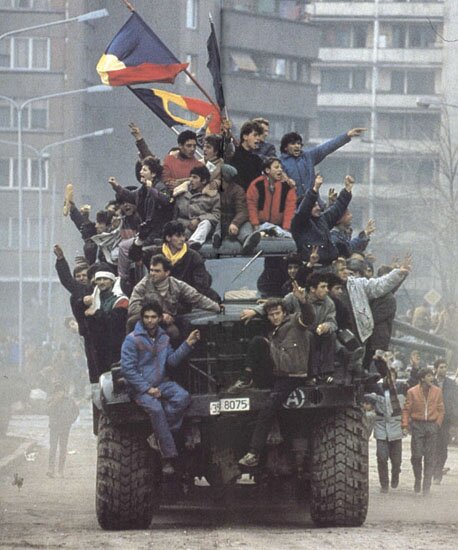 Rewolucja rumuńska 1989 Źródło: Denoel Paris, Rewolucja rumuńska 1989, Fotografia, licencja: CC BY-SA 3.0.