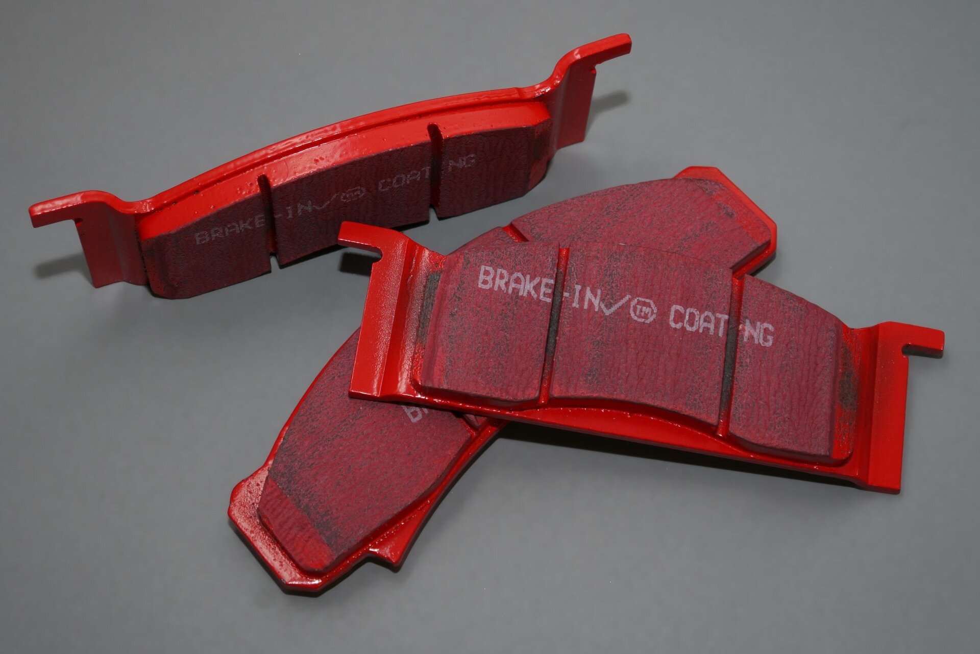 Fotografia przedstawia trzy czerwone, karbowane, grube blachy. 