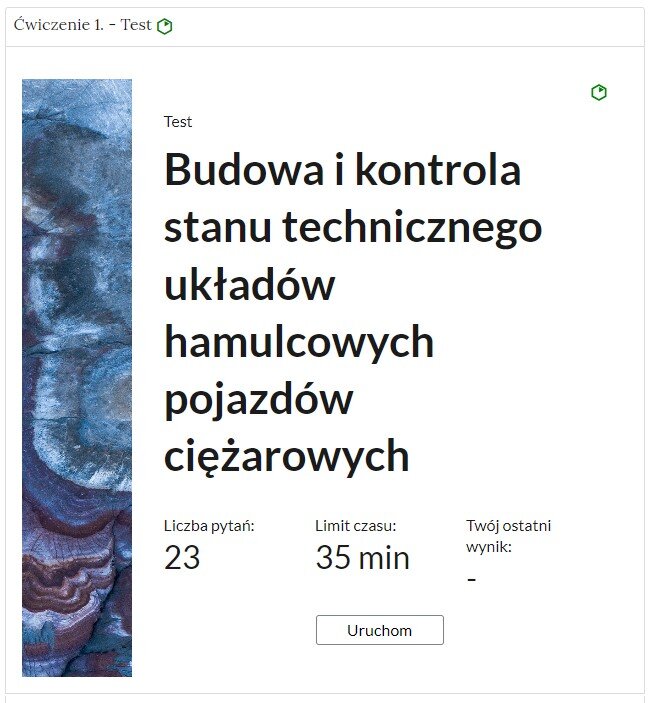 Zdjęcie przedstawia otwartą zakładkę z przykładowym zadaniem. Po prawej stronie polecenia widać zielony sześciokąt. Jest to ćwiczenie pierwsze - test.  Znajduje się tytuł budowa i kontrola stanu technicznego układów hamulcowych pojazdów ciężarowych. Poniżej od lewej znajduje się liczba pytań, czas oraz Ostatni wynik. Poniżej na środku znajduję się przycisk z napisem uruchom