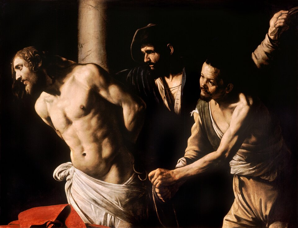Ilustracja przedstawia obraz Michelangelo Merisi da Caravaggio „Chrystus przy kolumnie”. Na ilustracji znajduje się Chrystus stojący przy kolumnie. Mężczyzna jest przywiązany rękoma do kolumny. W pasie przyodziany jest w białą szatę. Przed mężczyzną na ziemi leżą porozrzucane tkaniny. Obok Chrystusa stoi dwóch innych mężczyzn.