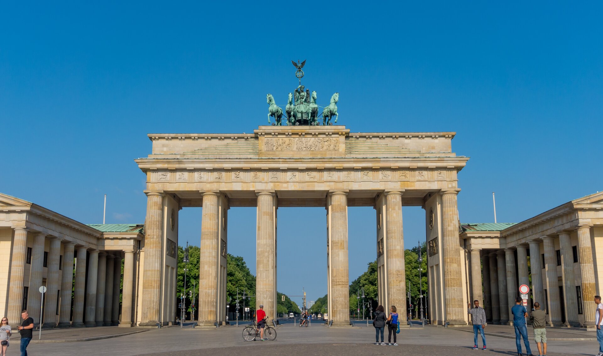 Das Brandenburger Tor gilt als Symbol der deutschen Einheit.