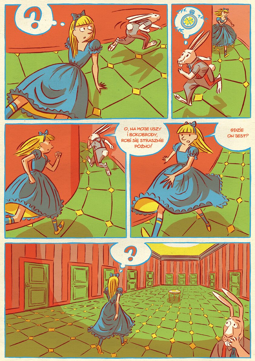 Pierwsza z trzech zamieszczonych kart z komiksu „Alicja w Krainie Czarów” zawiera pięć obrazków. Główna bohaterka komiksu jest szczupłą blondynką o długich prostych włosach opadających na plecy ujętych błękitną opaską z kokardą na szczycie głowy. Dziewczynka ma dość długi spiczasty nosek. Jej szeroko rozkloszowana suknia z krótkimi bufiastymi rękawami i prostokątnym niewielkim dekoltem sięga do połowy łydki. Rękawki są zmarszczone dołem i wykończone falbanką, którą obszyto również dół sukni. Dziewczynka nosi niebieskie podkolanówki i żółte, spięte paskiem buciki na płaskiej podeszwie. Pierwszy od góry, poziomy prostokątny obrazek ukazuje Alicję, siedzącą na podłodze z wyprostowanymi nogami i spoglądającą za uciekającym królikiem. Dłonie wyprostowanych rąk oparła o podłogę za plecami. Ukazując prawy półprofil, spogląda nad lewym ramieniem do tyłu. Za nią biegnie na dwóch nogach królik. Jego białe uszy położone po sobie, czyli na plecach, sięgają aż do puszystego białego ogonka. Królik ubrany jest na szaro w koszulkę z krótkimi rękawami i przytrzymywane czerwonymi szelkami dresowe spodnie z czerwonymi lampasami. Na lewo od głowy dziewczynki dymek ze znakiem zapytania. Drugi rysunek z prawej strony przedstawia uciekającego królika, z nim biegnie dziewczynka. Królik jest na pierwszym planie. Na tle ściany, powyżej głowy królika dymek, w nim stoper ze wskazówkami, a wokół niego słowa: z lewej u góry „TYK”, na prawo „TAK”, i u dołu ponownie „TYK”. W drugiej linii komiksu znajdują się dwa kwadratowe rysunki. Pierwszy ukazuje scenę biegu z innej perspektywy. Na pierwszym planie z lewej strony Alicja, która biegnie z lewa na prawo, goniąc królika, jego oddalona, mniejsza sylwetka widnieje u góry po prawej. W dymku, znajdującym się obok głowy królika napis: „O, NA MOJE USZY I BOKOBRODY, ROBI SIĘ STRASZNIE POŹNO!”. Drugi rysunek ukazuje tylko biegnącą Alicję. W dymku napis: „GDZIE ON JEST?”. Na dole ostatni rysunek, zorientowany poziomo prostokąt na szerokość strony. Przedstawia duży pokój z szeregiem zamkniętych drzwi, ściany są pomalowane w szerokie różowe i czerwone pionowe pasy. Ściana po lewej ma sześcioro drzwi, krótsza w oddali troje. Na środku pokoju znajduje się okrągły stolik, do którego zbliża się Alicja, ukazana od tyłu. Nad głową dziewczynki dymek ze znakiem zapytania. W prawym dolnym rogu obrazka widać głowę królika z postawionymi uszami i łapką przyłożoną do pyszczka. Źrenice okrągłych oczu zwrócił w lewo w górę, gdzie nad głową dziewczynki w dymku widnieje znak zapytania.