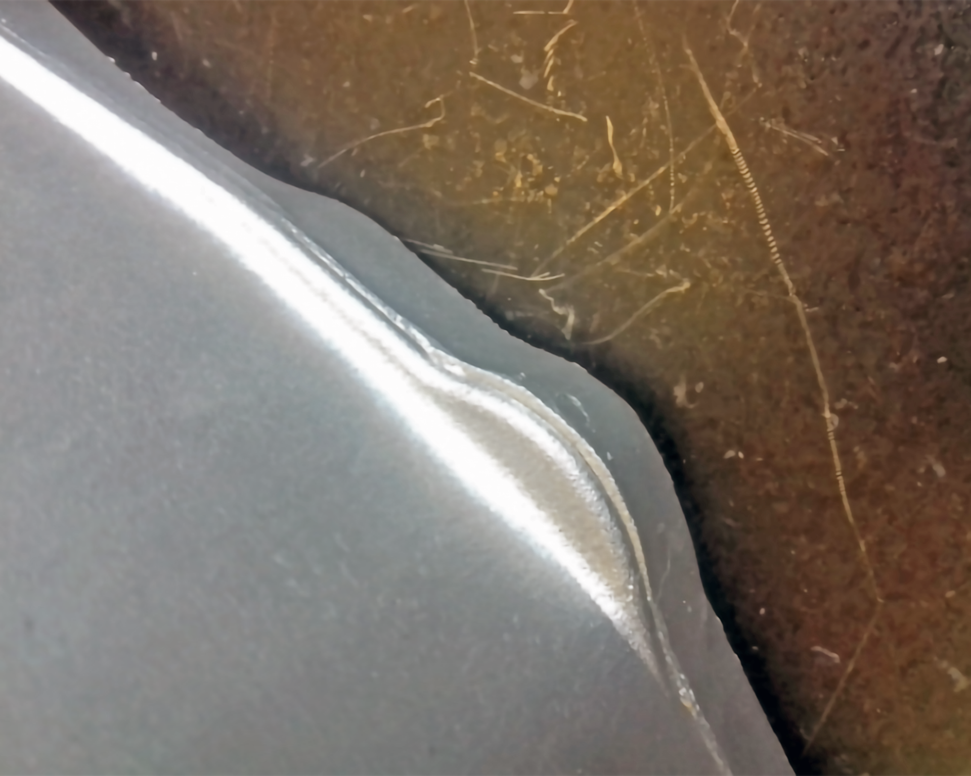 Zdjęcie przedstawia przybliżony, płaski model. Ma in przestawienie, czyli przesunięta jest górna bądź dolna powierzchnia modelu.