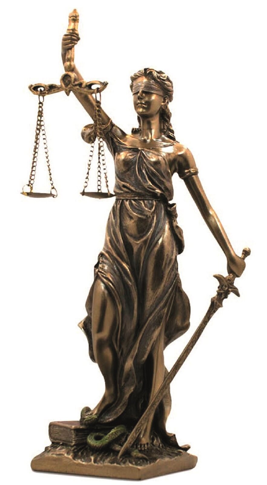 Ilustracja przedstawia rzeźbę „Justitia”. Rzeźba jest w kolorze złoto‑brązowym na białym tle. Przedstawia kobietę o długich włosach ubraną w długą szatę. Prawą dłoń ma podniesioną do góry i trzyma w niej wagę. Lewą dłoń ma opuszczoną i trzyma w niej włócznię. Ma zasłonięte oczy, przewiązane kawałkiem materiału. Pod prawą nogą kobiety znajduje się książka oraz wąż. 