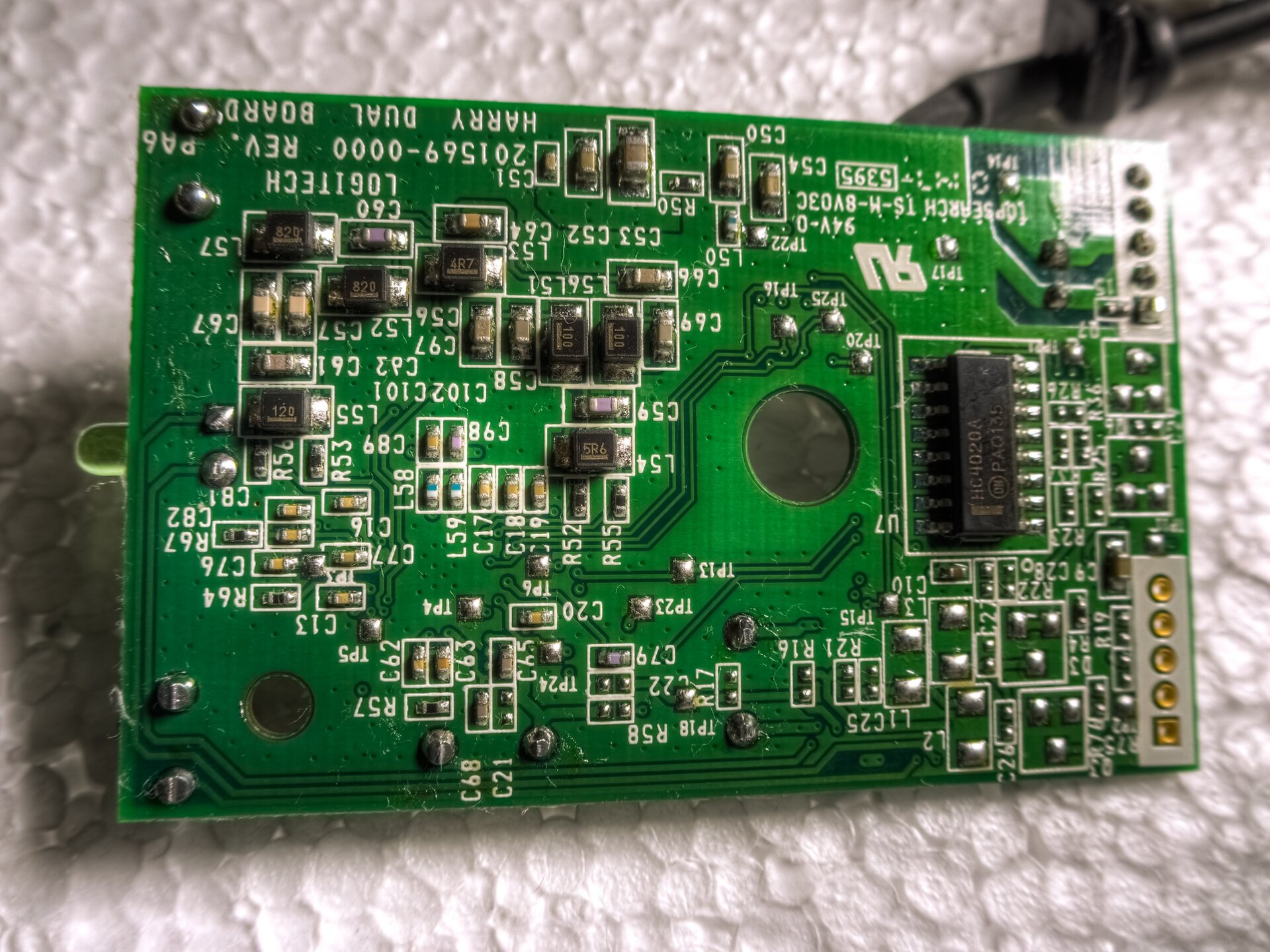 Zdjęcie przedstawia płytkę PCB wypełnioną różnymi komponentami montowanymi powierzchniowo SMD.