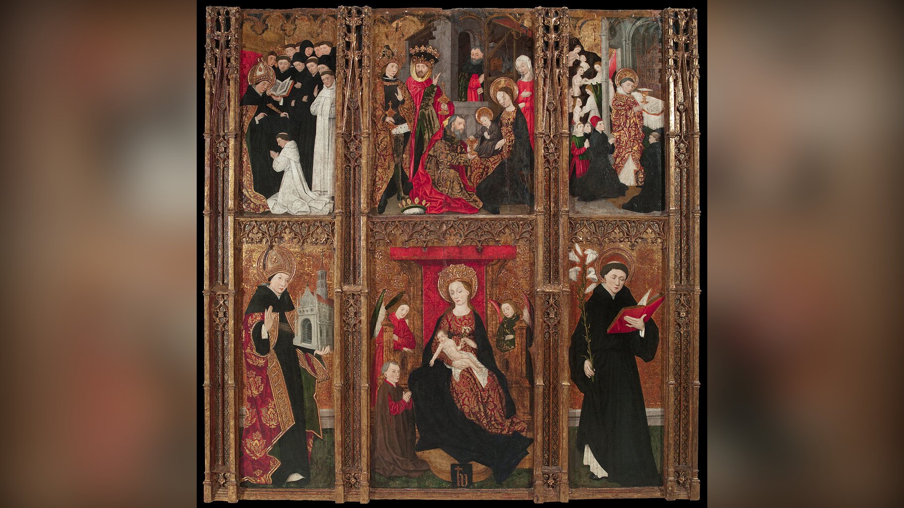 Zdjęcie przedstawia ołtarz. Jest on złożony z części głównej i dwóch skrzydeł. Ma budowę piętrową. W głównej części , na górze ukazana jest Matka Boska z małym Jezusem na kolanach. Przed nią klęczy mężczyzna, który zdjął koronę. W dolnej części ołtarza Ukazana jest siedząca na tronie Matka Boska z nagim Jezusem w niemowlęctwie. Otaczają ją dwa anioły i klęczy przed nią mężczyzna. w długiej szacie. Lewe skrzydło ołtarza ukazuje stojącego przed ołtarzem księdza i klęczący za nim tłum ludzi. Na dole widać postać mnicha, który trzyma w prawej ręce lilię, a w lewej otwartą książkę. Prawe skrzydło przedstawia u góry papieża na tronie, błogosławiącego mnicha . Na dole ukazana jest postać duchownego w tiarze, trzymającego w lewej dłoni budynek kościoła. 