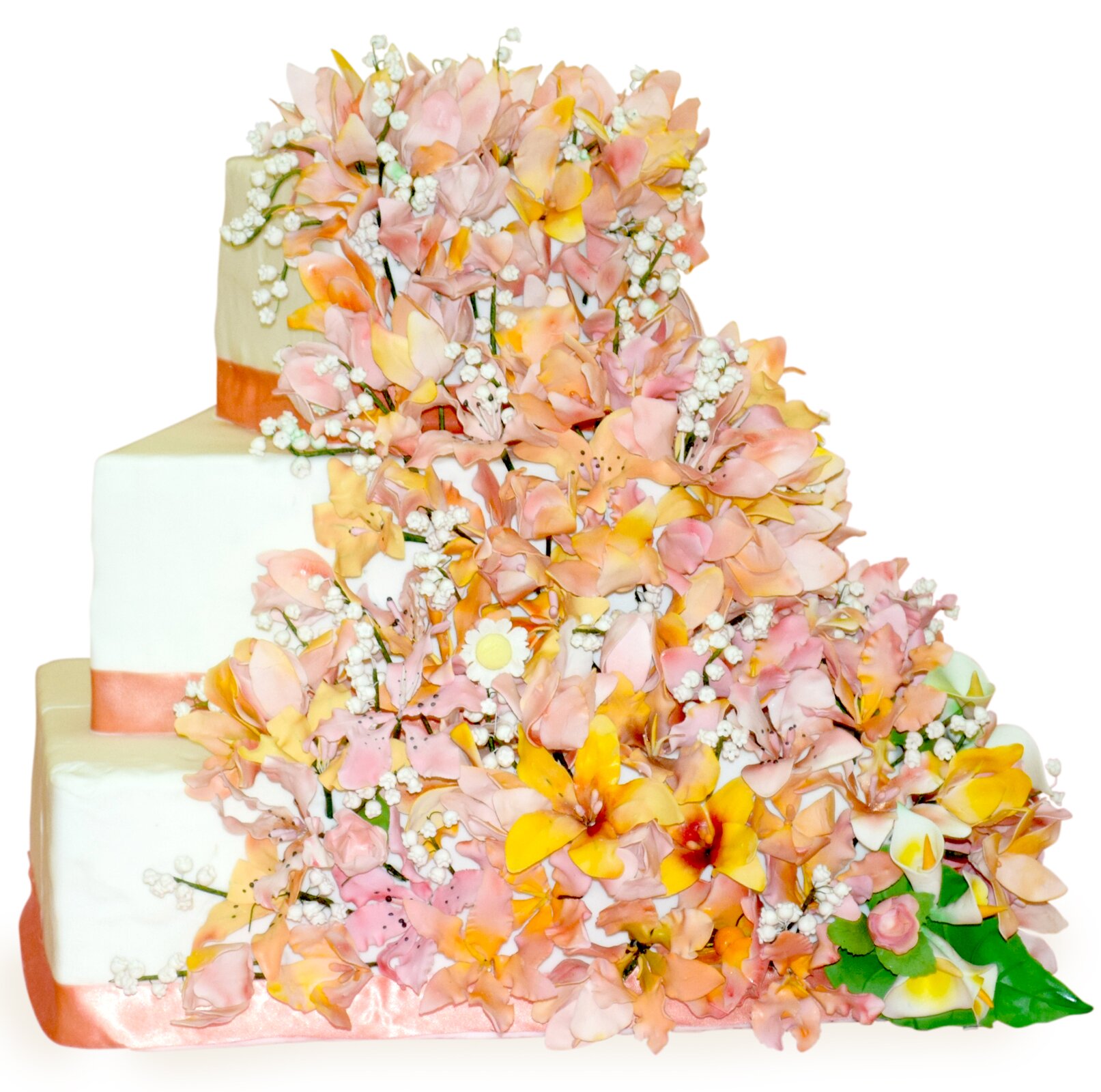 Trzypiętrowy tort weselny, dekorowany kaskadą różnych kwiatów z masy cukrowej.