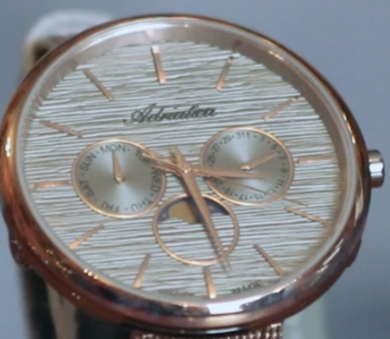 Zbliżenie na tarczę zegarka marki Adriatica z funkcją faz księżyca.