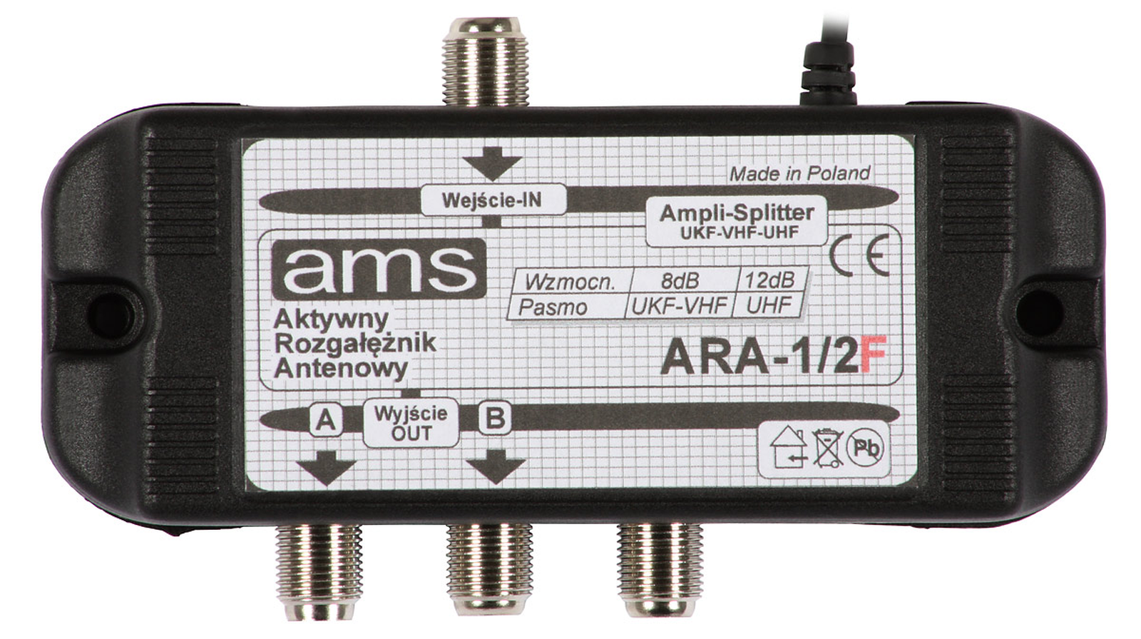 Ilustracja przedstawia rozgałęźnik antenowy. Posiada on korpus w obłym kształcie z trzema złączami na dolnej ścianie i jednym na górnej. Kabel podłączeniowy do źródła zasilania widoczny jest obok. Na płycie głównej znajduje się tabliczka znamionowa z opisem technicznym i informacjami o produkcie. Rozgałęźnik ma dwa wejścia oznaczone jako A i B, które obsługują pasma UKF VHF o wzmocnieniu 8 decybeli oraz pasmo UHF o wzmocnieniu 12 decybeli. 