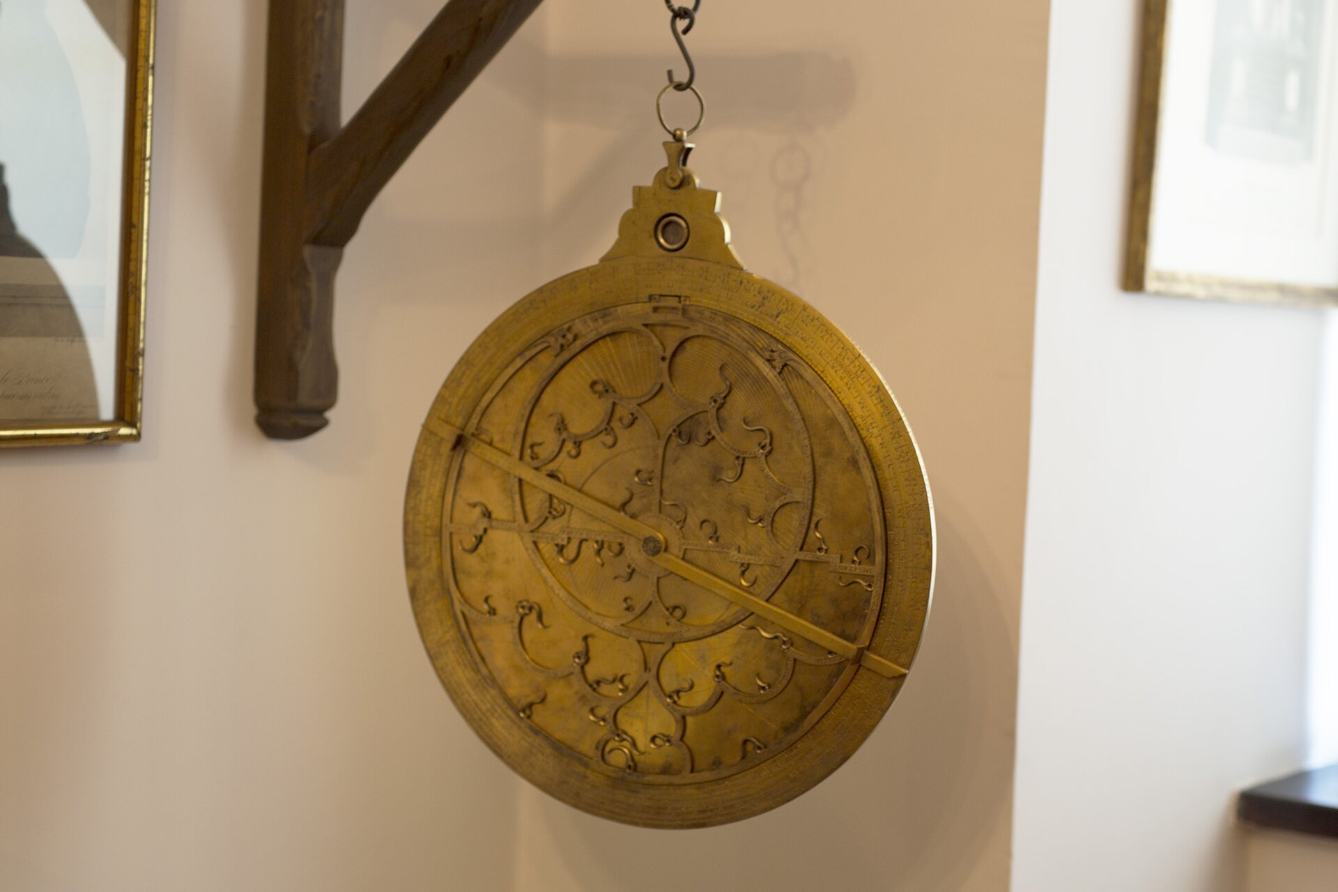 Fotografia barwna przedstawiająca Astrolabium - narzędzie do określania pozycji ciał niebieskich nad horyzontem, poprzednika sekstansa.