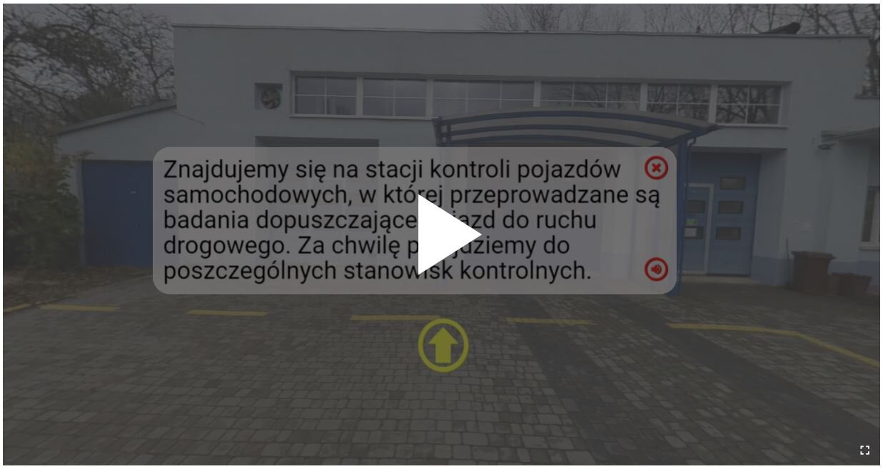 Ekran początkowy wycieczki wirtualnej. Na ekranie znajduje się widok stacji kontroli pojazdów oraz następujący tekst: Znajdujemy się na stacji kontroli pojazdów samochodowych, w których przeprowadzane są badania dopuszczające pojazd do ruchu drogowego. Za chwilę przejdziemy do poszczególnych stanowisk kontrolnych. Obok tekstu w prawym dolnym i górnym rogu znajduje się czerwony znak x w kółeczku. Pod tekstem znajduje się żółta strzałka skierowana grotem do góry w żółtym kółku. Na środku ekranu znajduje się biały trójkąt skierowany w prawą stronę odpowiada jest to przycisk play.