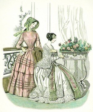 rysunek przedstawia dwie kobiety ubrane w kolorowe suknie. Jedna z nich siedzi na krześle, a druga stoi za nią. Znajdują się na balkonie, na którego balustradach znajdują się kwiaty.