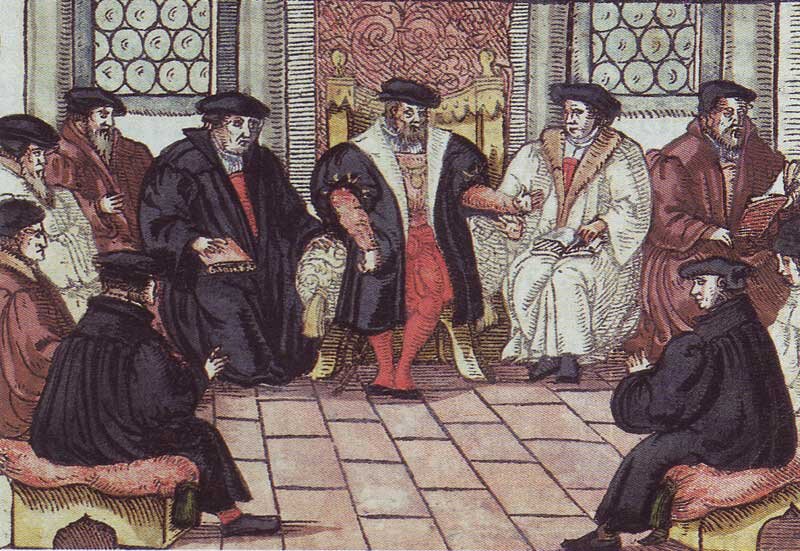 Ilustracja przedstawia dziesięciu mężczyzn siedzących w sali. W centralnym punkcie mężczyzna zasiadający na tronie. Ubrany w płaszcz z krótkimi, bufiastymi rękawami, pończochy, spodnie do kolan i czapkę przypominającą spłaszczony beret z dodatkowym otokiem. Wokół tej osoby po jednej i drugiej stronie siedzą mężczyźni w takich samych nakryciach głowy, w płaszczach. Część z nich ma w rękach otwarte książki.