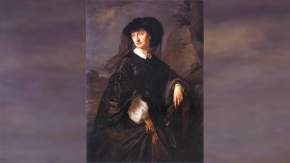 Obraz przedstawia postać stojącej kobiety opartej o skałę. Ubrana jest w długie, obszerne ciemne szaty. Pod szyją biały kołnierzyk. Na głowie ma duży ciemny kapelusz z welonem. Spogląda w prawą stronę. 