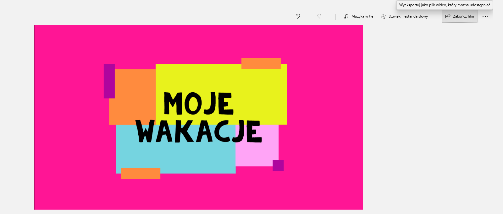 Na zrzucie ekranu przedstawiono zapis filmu w aplikacji Edytor Wideo. W prawym górnym rogu aplikacji widoczne są przyciski: strzałka skierowana w lewo, strzałka skierowana w prawo, muzyka w tle, dźwięk niestandardowy, zakończ film, trzy kropki po naciśnięciu których pojawiają się dodatkowe opcje. Przycisk zakończ film jest wciśnięty. Nad nim wyświetla się napis; wyeksportuj jako plik wideo, który można udostępniać.Poniżej widoczne jest okno edycji filmu. Główną cześć okna stanowi prostokątny obszar na którym wyświetlany jest film. Przykładowo jest to grafika tytułowa. Na grafice widoczne są kolorowe prostokąty na których znajduje się napis: moje wakacje. Prostokąty narysowane są na różowym tle. 