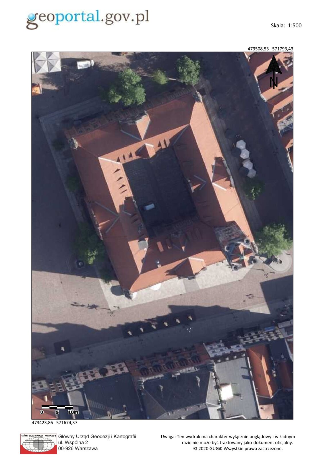 Zdjęcie satelitarne ukazujące widok na Ratusz Staromiejski w Toruniu od góry. Ratusz ma kształt kwadratu. Widoczny jest czerwony dach budynku. Dookoła znajduje się wybrukowana powierzchnia. 