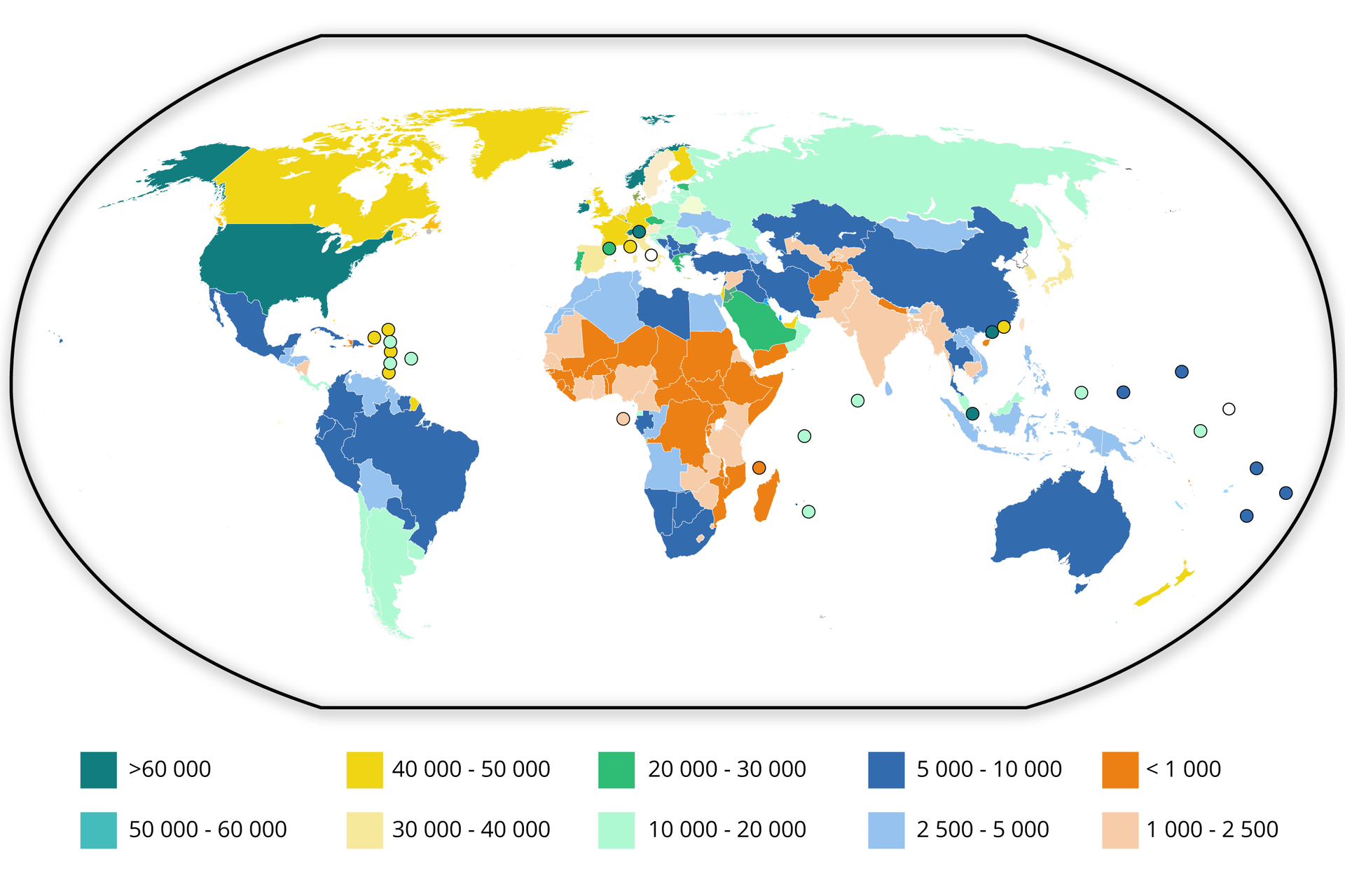 Mapa świata przedstawia PKB na jednego mieszkańca w 2018 roku w poszczególnych krajach. Powyżej 60 000 jest między innymi w USA, Norwegii, na Islandii, w Irlandii, w Luksemburgu, Katarze, Singapurze. Najniższa wartość PKB - między 1000 a 2500 dotyczy Nikaragui, Indii, Pakistanu, Kirgistanu, Uzbekistanu, Bangladeszu, Birmy, Kambodży, Mauretanii, Nigerii, Ghany, Wybrzeża Kości Słoniowej, Zimbabwe, Zambii, Tanzanii, Kenii.