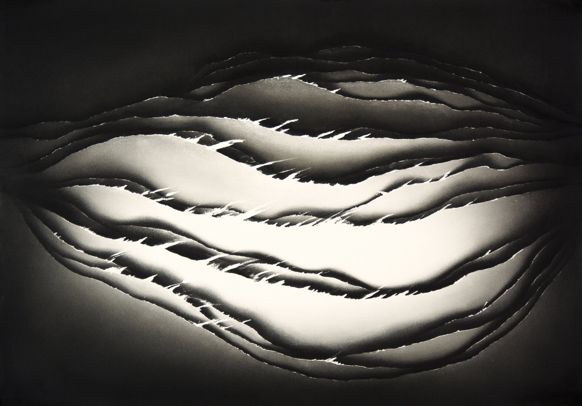 Nienazwana praca Jarosława Grulkowskiego z cyklu „Przekrój poprzeczny przez wnętrze chmury” to rysunek został wykonany za pomocą węgla, charakteryzuje się zróżnicowaną grubością kresek, które swoim kształtem przypominają kłębiące się fale