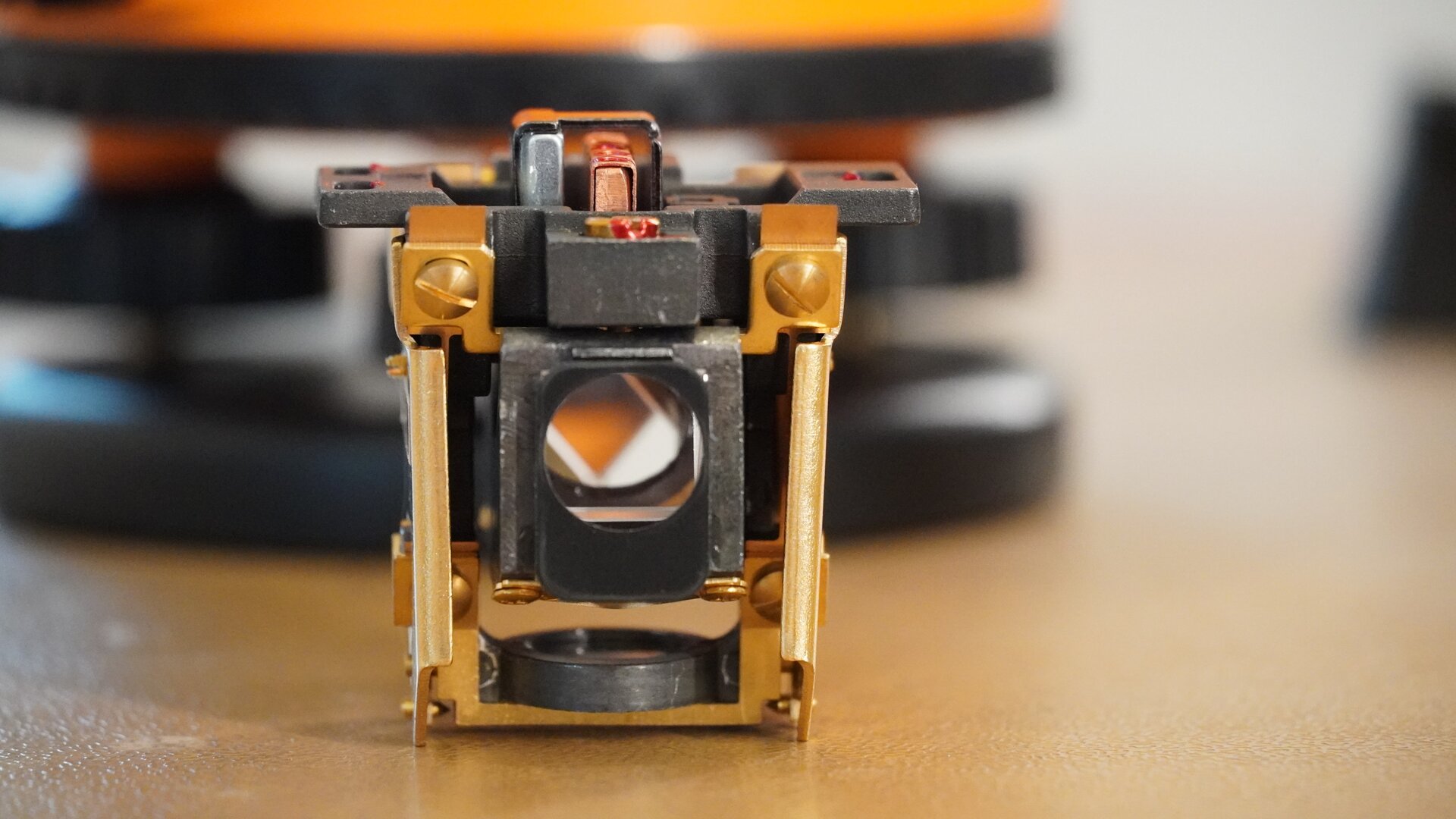 Zdjęcie przedstawia widok kompensatora ukazany od strony przeciwległej do pryzmatu.