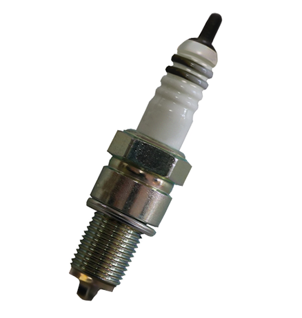 Zdjęcie przedstawia świecę zapłonową, która kształtem przypomina trzy stopniowy wałek. Pierwszy stopień jest nagwintowany, drugi stopień jest od strony gwintu jest okrągły do połowy by umiejscowić na niej uszczelkę oraz druga połowa jest w kształcie pięciokąta by osadzić na niej klucz , trzeci stopień jest ceramicznym izolatorem oraz jest węższy od poprzedniego stopnia.