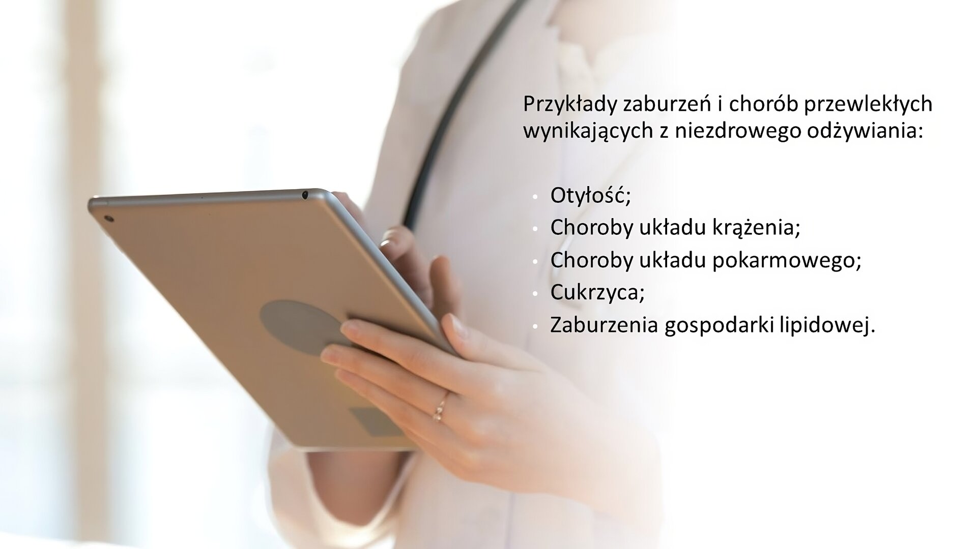 Biały slajd. Z lewej strony slajdu zdjęcie przedstawia kobietę w białym kitlu. Trzyma w dłoniach tablet, z którego korzysta. Z prawej strony slajdu tekst: „Przyczyny zaburzeń i chorób przewległych wynikających z niezdrowego odżywiania: otyłość, choroby układu krążenia, choroby układu pokarmowego, cukrzyca, zaburzenia gospodarki lipidowej”.