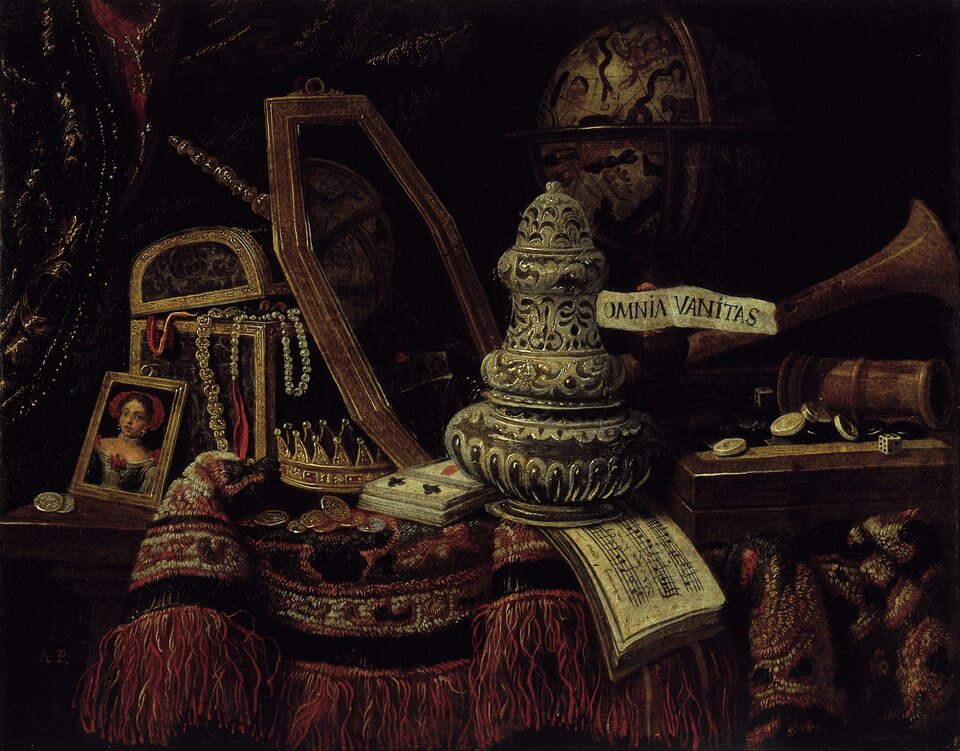 Obraz przedstawia barokową martwą naturę typu vanitas, wypełnioną symbolicznymi przedmiotami nawiązującymi do ulotności życia, ziemskich uciech i nieuchronności śmierci. W środku kompozycji znajduje się papierowy zwój z łacińskim napisem omnia vanitas (marność nad marnościami). Po lewej stronie z bogato zdobionej szkatuły zwisają sznury pereł, złoty łańcuch, obok leży bogato zdobiona złota korona, symbolizujące władzę i wysoki status społeczny. Dookoła leżą niebale rozrzucone złote i srebrne monety, oznaczają bogactwo materialne, które po śmierci traci wszelką wartość. Oprawiony w ramkę wizerunek kobiety w stroju z epoki nawiązuje do przemijania ludzkiej urody, stoi oparty o szkatułę. Również oparte o szkatułę stoi duże zwierciadło w drewnianych ramach, odbija otoczenie i symbolizuje próżność, narcyzm oraz iluzoryczność ziemskiego życia. Pod lustrem leżą karty do gry. Na środku stołu okrytego grubym kilimem stoi bogato zdobiona urna, pod krórą leży zeszyt z nutami i trąbka, które oznaczają ulotność chwil – dźwięk przemija natychmiast po jego wydobyciu. Nad urną stoi duży globus nieba, symbolizujący naukę, ludzkie ambicje poznawcze oraz uniwersalny wymiar przemijania. Z przewróconego pudełka obok trąbki wysypują się żetony i kości do gry. Przedmioty ułożone są na ciężkim, ciemnym stole przykrytym wzorzystym dywanem z frędzlami oraz luksusowymi, ciemnymi materiałami. Dominują głębokie, mroczne barwy, a ostry strumień światła wydobywa z ciemności detale przedmiotów, podkreślając dramatyzm i moralizatorski charakter dzieła.

