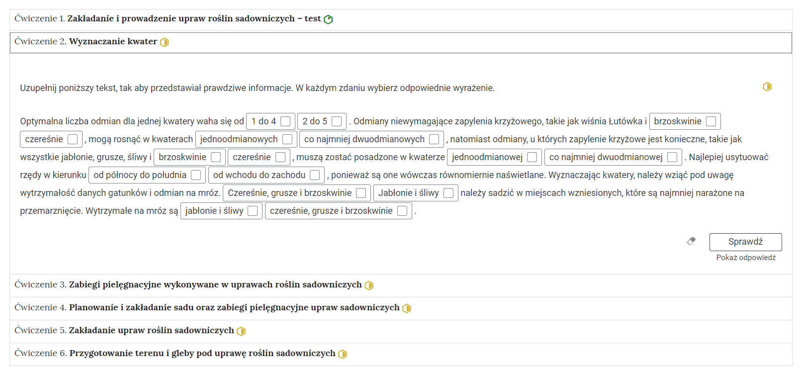 Grafika przedstawia przykładowe ćwiczenie w harmonii. Na grafice znajduje się harmonia składająca się z sześciu wierszy. Wewnątrz każdego z nich został umieszczony numer ćwiczenia wraz z nazwą działu, którego dotyczy. Z boku dodatkowo znajduje się ikonka w kształcie sześciokąta oznaczająca poziom trudności. Zielona oznacza łatwy, a żółta średni. Wiersz z ćwiczeniem drugim jest rozwinięty. Pod nim znajduje się szerokie okienko. W nim zawiera się ćwiczenie uzupełniania tekstu. Składa się z polecenia, pod którym znajduje się tekst. Każde zdanie tekstu ma miejsca z proponowanymi odpowiedziami do wyboru, umieszczonymi w prostokątach z kwadratami z czarnym obramowaniem i białym wypełnieniem. W każdym takim miejscu do wyboru jest jedna z dwóch propozycji. Zaznaczenie kwadratu oznacza wybranie danej odpowiedzi jako prawidłowej. Na samym dole umieszczony jest prostokąt z czarnym obramowaniem i białym wypełnieniem. Wewnątrz niego znajduje się napis: Sprawdź. Pod przyciskiem umieszczony został natomiast napis: Pokaż odpowiedź. Dodatkowo z boku znajduje się ikonka gumki. Jej wciśnięcie spowoduje wymazanie dotychczasowo zaznaczonych odpowiedzi.