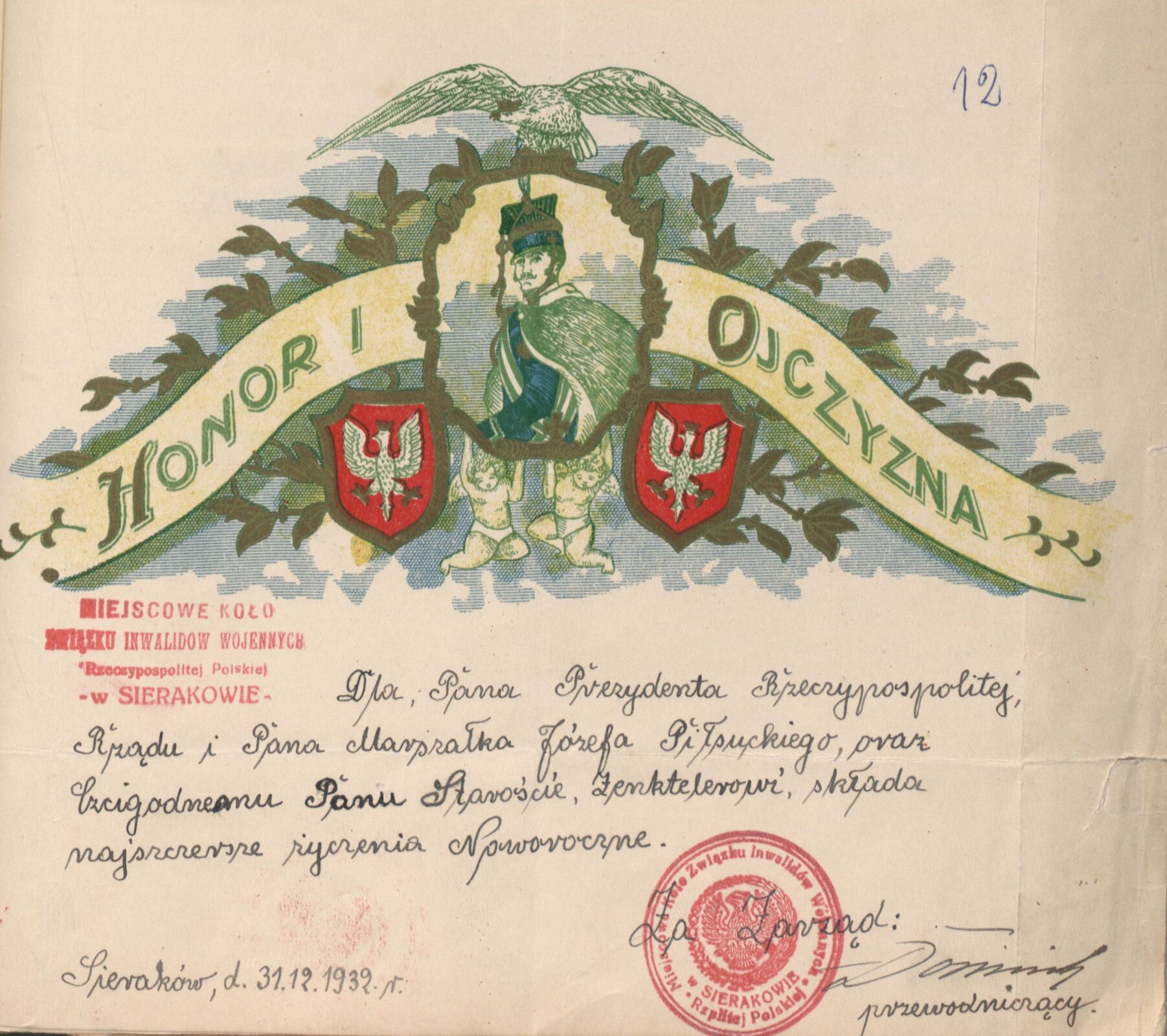 Poszarzała kartka. U góry rysunek przedstawiający pas z napisem Honor i Ojczyzna. Na środku mężczyzna w wojskowej czapce, w mundurze i pelerynie. Nad nim orzeł z rozłożonymi skrzydłami, pod nim dwa nagie aniołki. Po bokach dwa godła Polski. Po lewej stronie czerwona pieczątka z napisem: “Miejscowe Koło Związku Inwalidów Wojennych Rzeczypospolitej Polskiej w Sierakowie. Na środku tekst: Dla Pana prezydenta Rzeczypospolitej, Rządu i Pana Marszałka Józefa Piłsudskiego, oraz Czcigodnemu Panu Staroście Zenktelerowi składa najszczersze życzenia Noworoczne.” Niżej okrągła pieczątka Związku Inwalidów Wojennych z orłem w środku oraz tekst “Zp. Zarząd, przewodniczący” i podpis. Po lewej stronie tekst: “Sieraków , d. 31.12.1932  r.” 