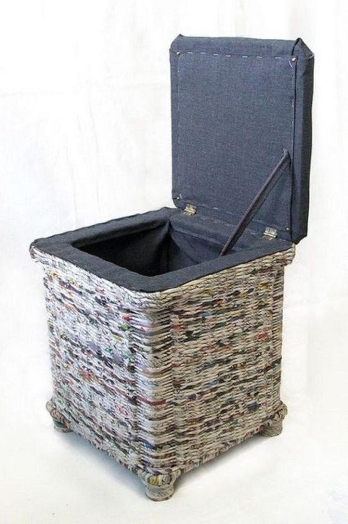 Ilustracja przedstawia zamykany schowek pleciony z gazet, wykonany przez Magdalenę Godawę. Schowek został utkany z gazet i czasopism zabezpieczonych wodoodpornym lakierem. Splot nie różni się od plecionych koszy z wikliny, w środku wykończony jest materiałem tekstylnym.