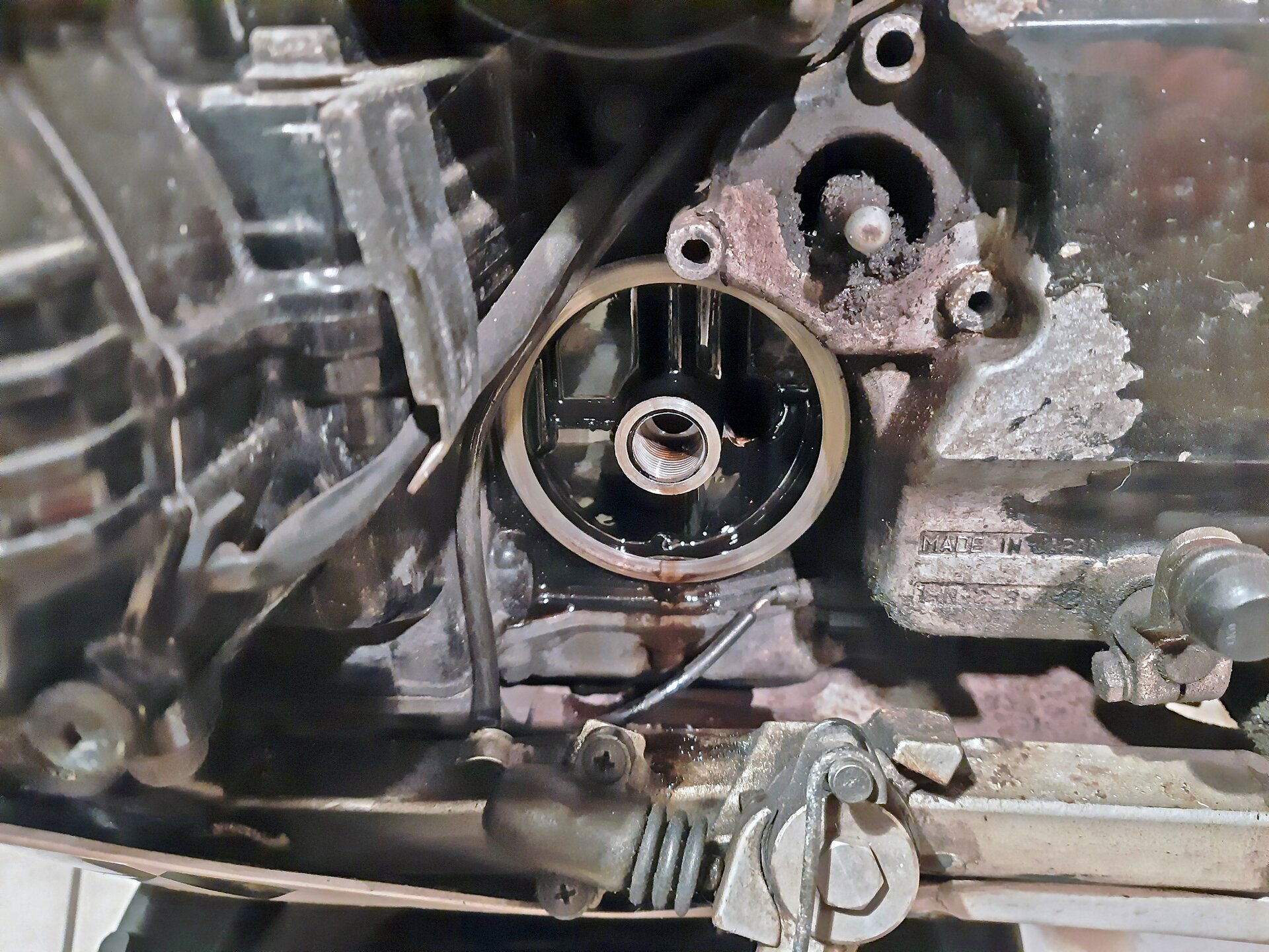 Na ekranie przedstawiono silnik, a dokładniej miejsce mocowania filtra oleju dokładnego oczyszczania na korpusie silnika. Degradacja powierzchni wokół wysprzęglika spowodowana zastosowaniem smaru nieodpornego na wilgoć