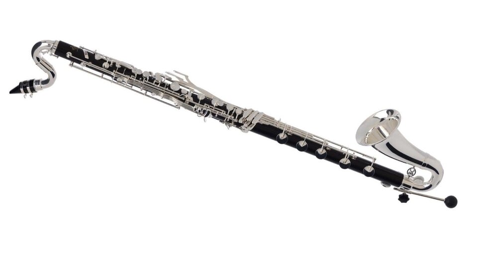 Ilustracja przedstawia klarnet – jest to podłużny cienki instrument dęty, ze srebrnym ustnikiem, zakończony zakrzywioną ku górze czarą głosową , czyli rozszerzeniem srebrnego elementu (charakterystycznym jak posiada trąbka). Na czarnej powierzchni instrumentu są liczne srebrne elementy.