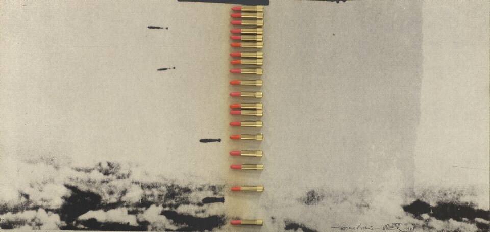 Obraz przedstawia zbliżenie na szminki z tej pracy. Autor skomponował szereg stworzony ze złotych szminek z czerwonymi i różowymi wkładami i umieścił realny element na ilustracji. Fotografia przedstawia fragment ze zdjęcia, na którym ukazany jest samolot Boeing B‑52, zrzucającego bomby. Część, która jest zaprezentowana na zbliżeniu, to spadające prosto w chmury pociski. Fotografia jest czarno biała.