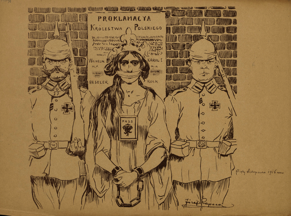 Ilustracja przedstawia kobietę stojącą pomiędzy uzbrojonymi w mundury żołnierzami. Kobieta ma skrępowane kajdankami ręce i zakneblowane usta. Na głowie ma koronę. Na szyi ma zawieszoną tabliczkę z napisem PASS i czarnym orłem w koronie. W tle na murze jest plakat z napisem: Proklamacyja królestwa Polskiego.   